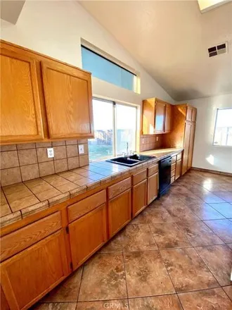 Image 3 - 13399 Dos Lomas Court, Victorville, CA 92392, USA - House for sale