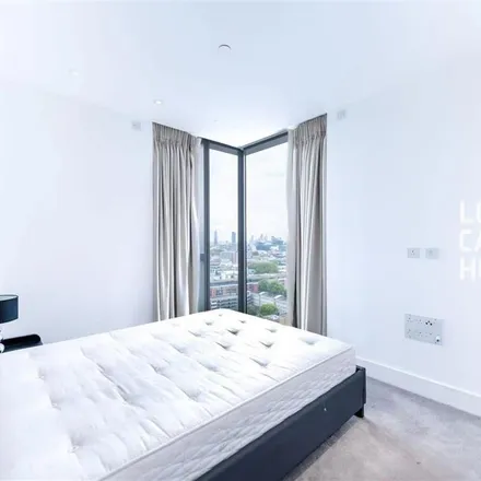Image 3 - Carrara Tower, 1 City Road, London, EC1V 2AD, United Kingdom - Apartment for rent
