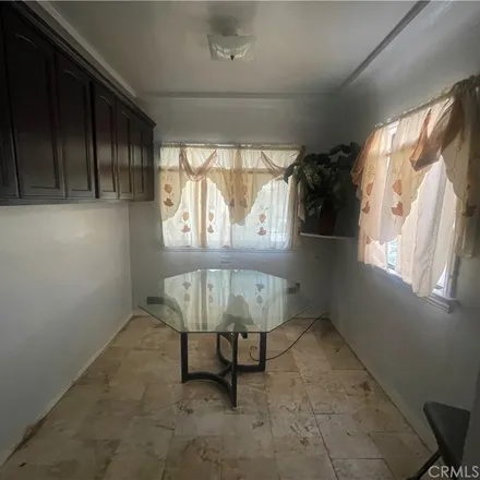 Image 2 - 754 East 81st Street, Los Angeles, CA 90001, USA - House for sale