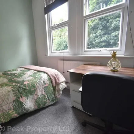 Rent this 5 bed room on North Avenue in Southend-on-Sea, SS2 5HU