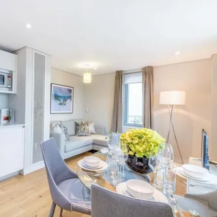 Rent this 3 bed apartment on St Mary's Hospital in Praed Street, London