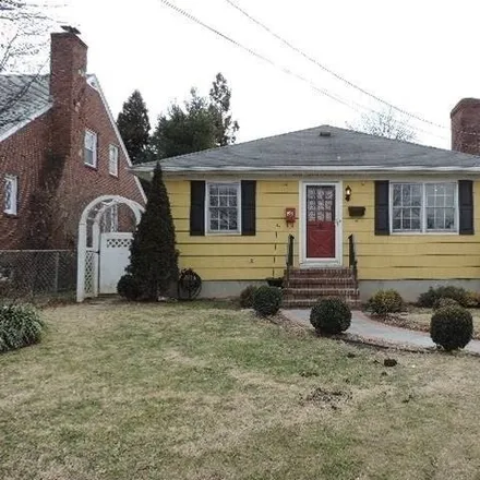 Rent this 3 bed house on 2 Abate Street in City of Glen Cove, NY 11542