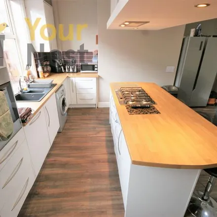 Image 4 - Clifford Place, Churwell, LS27 7PP, United Kingdom - Apartment for rent