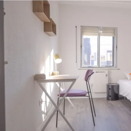 Rent this 3 bed room on Calle de La del Manojo de Rosas in 6, 28041 Madrid
