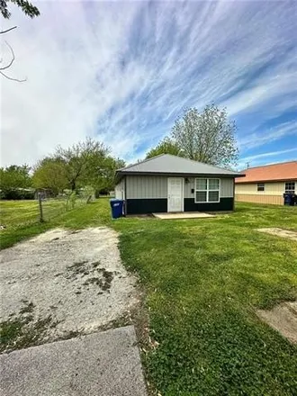 Image 2 - 219 West 19th Street, Baxter Springs, KS 66713, USA - House for sale