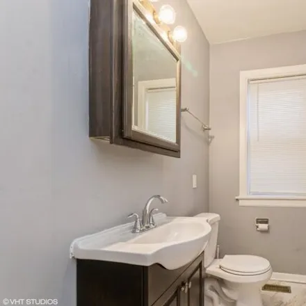 Image 9 - 7955 South Chappel Avenue, Chicago, IL 60617, USA - House for sale
