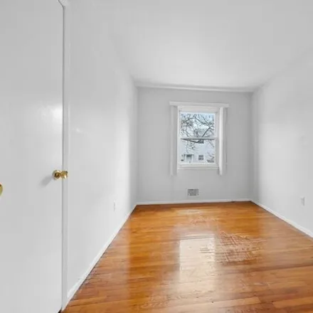 Image 7 - 223-04 59th Avenue, New York, NY 11364, USA - House for sale