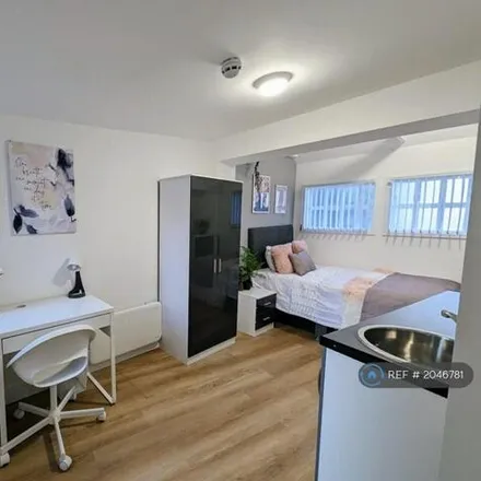 Image 3 - The Meadow Way, London, HA3 7BP, United Kingdom - House for rent