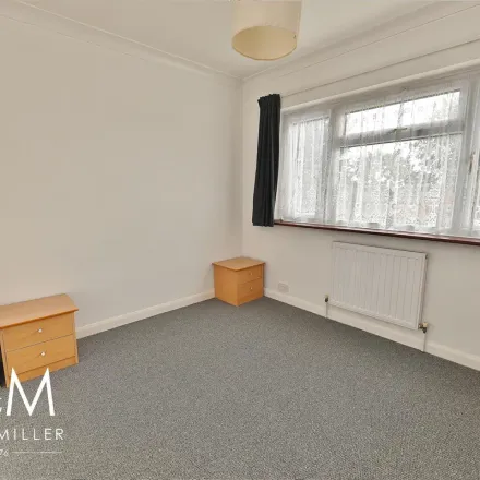 Image 6 - Fullwell Avenue, London, IG5 0XW, United Kingdom - Apartment for rent