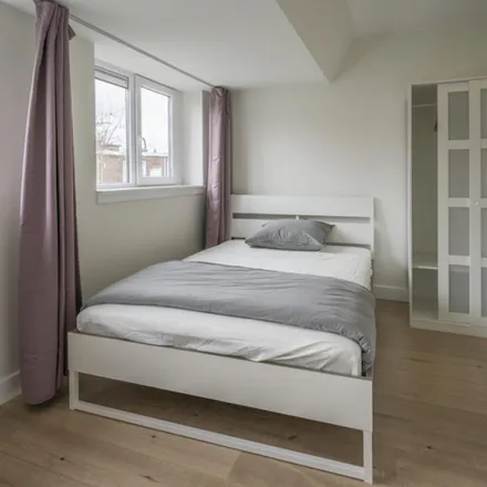 Rent this 3 bed room on Gerard Kellerstraat 100 in 2522 ZZ The Hague, Netherlands