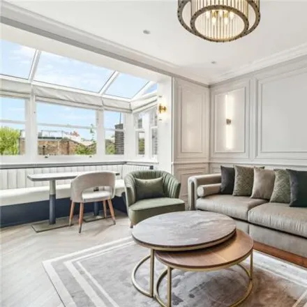 Rent this 2 bed room on 12 Royal Crescent in London, W11 4RX