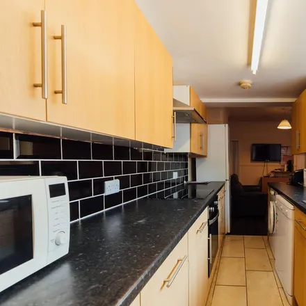 Rent this 4 bed house on Lincolnshire Co-op in Carholme Road, Lincoln