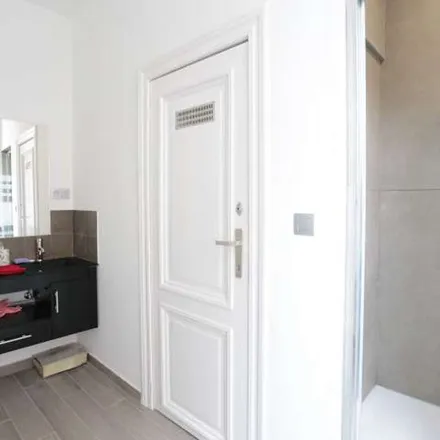 Rent this 2 bed apartment on Rue du Trône - Troonstraat in 1050 Ixelles - Elsene, Belgium