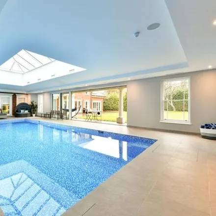 Image 2 - Oxshott Rise, Stoke D'Abernon, KT11 2RN, United Kingdom - House for sale