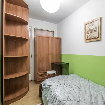 Rent this 3 bed room on Farmàcia Sala Alegre in E. - Roca Huergo, S.I.