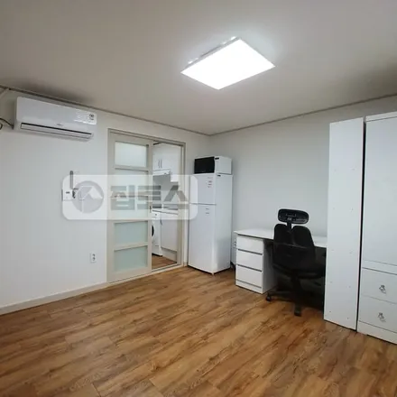 Rent this studio apartment on 서울특별시 관악구 신림동 1608-22
