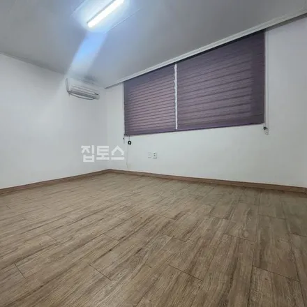 Rent this studio apartment on 서울특별시 서초구 반포동 731-21