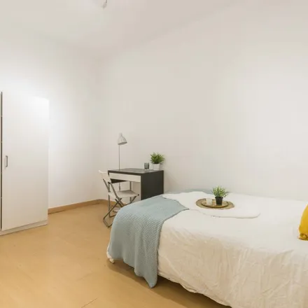 Rent this 8 bed room on Madrid in Bar Graffiti, Calle Yeseros