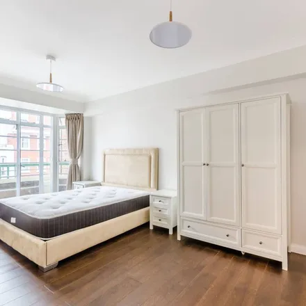Rent this 3 bed apartment on Gloucester Place in London, NW1 5AL