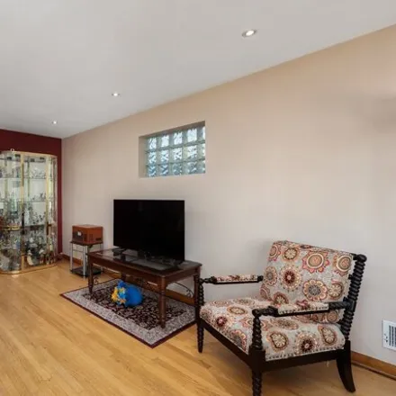 Image 3 - 5753 South Merrimac Avenue, Chicago, IL 60638, USA - House for sale