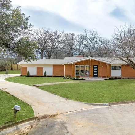 Buy this 4 bed house on 2401 Robin Circle in Denton, TX 76209
