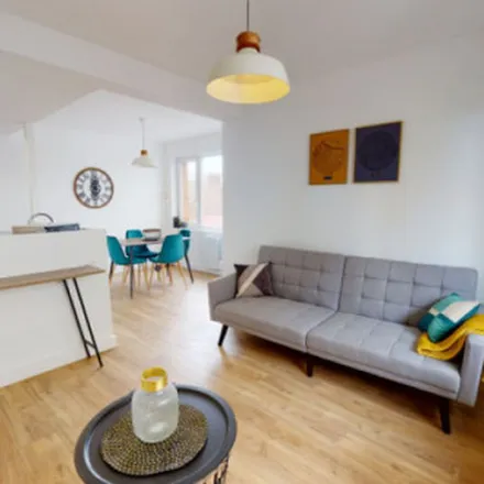 Image 9 - 8 Avenue des Lilas, 59130 Lambersart, France - Apartment for rent