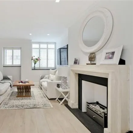 Rent this 2 bed room on 70-72 Cadogan Square in London, SW1X 0JS