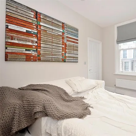 Image 6 - 228 Portobello Road, London, W11 1LT, United Kingdom - Apartment for rent