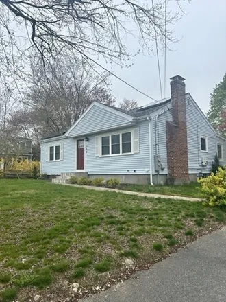 Rent this 4 bed house on 107 Summer Street in East Foxboro, Foxborough