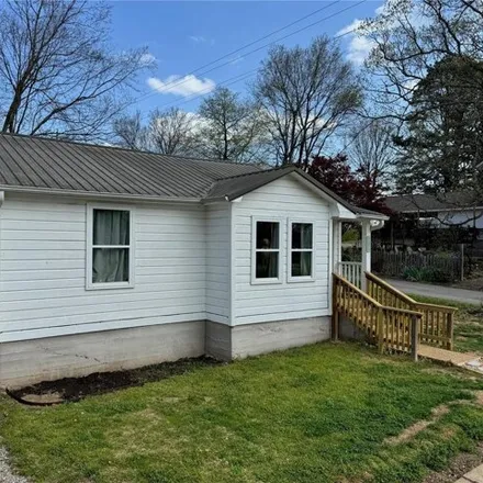 Buy this 2 bed house on 241 East Young Street in Doniphan, Ripley County