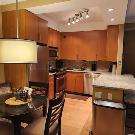 Image 4 - 18-05 215th Street, New York, NY 11360, USA - Apartment for sale