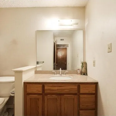Image 6 - 1772 Crossing Place, Austin, TX 78741, USA - Condo for sale