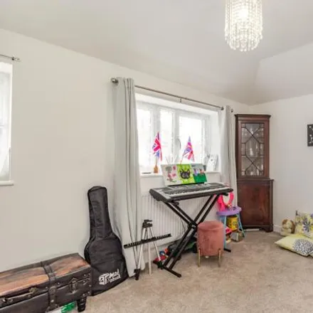 Image 9 - 51 Alfred's Gardens, London, IG11 7XW, United Kingdom - Townhouse for sale