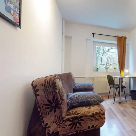 Rent this 6 bed room on Zwierzyniecka 9 in 00-719 Warsaw, Poland
