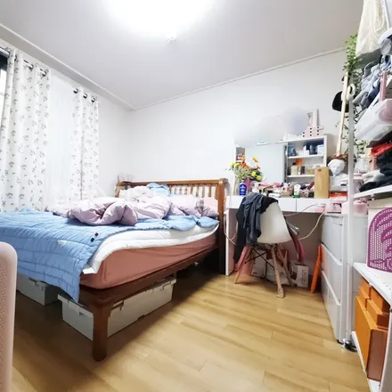 Rent this 2 bed apartment on 서울특별시 송파구 방이동 156-18