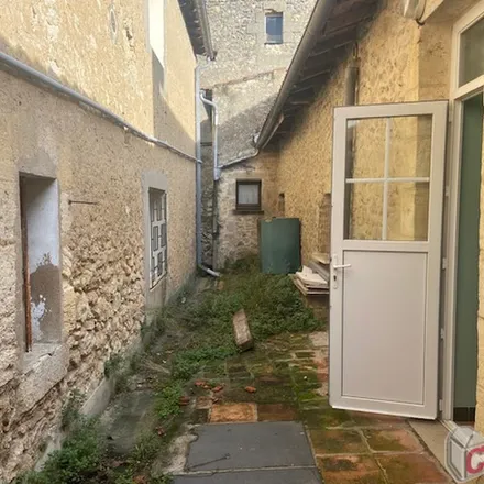 Rent this 3 bed apartment on Lande de la Conteau in 33640 Castres-Gironde, France