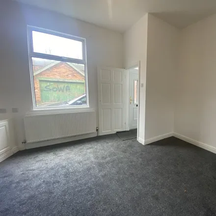 Image 3 - Myrtle Street, Crewe, CW2 7EP, United Kingdom - Townhouse for rent