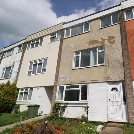 Rent this 5 bed townhouse on Ghyllgrove in Basildon, SS14 2LG