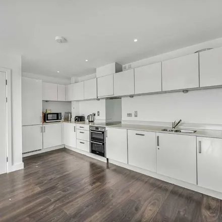 Rent this 3 bed apartment on White Horse Lane in London, E1 3FY