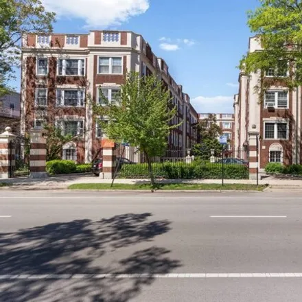 Buy this 3 bed house on 4900-4918 South Drexel Boulevard in Chicago, IL 60615