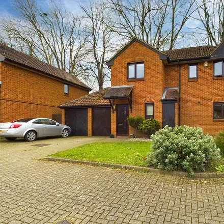 Rent this 3 bed house on unnamed road in Maidenhead, SL6 6ES