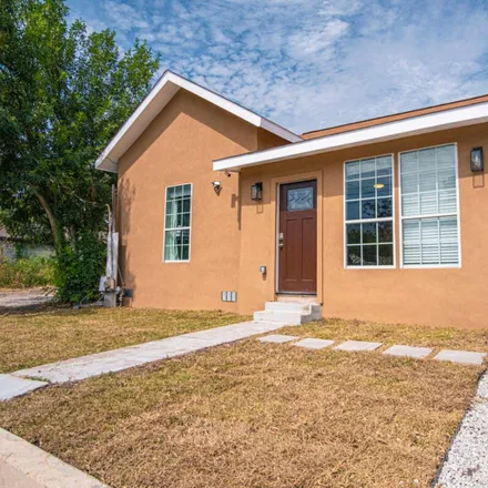 Rent this 3 bed house on Dignowity Meats in East Houston Street, San Antonio