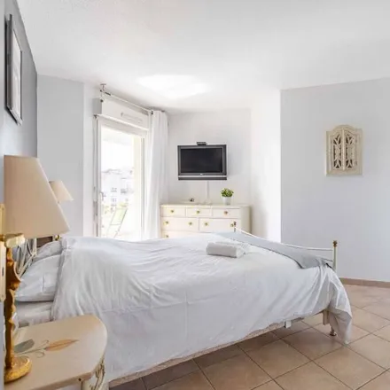 Rent this 2 bed apartment on 13006 Marseille
