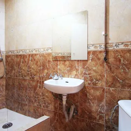 Rent this 12 bed apartment on Madrid in Avenida Felipe II, 6