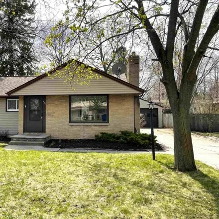 Buy this 3 bed house on 448 East Allouez Avenue in Allouez, WI 54301