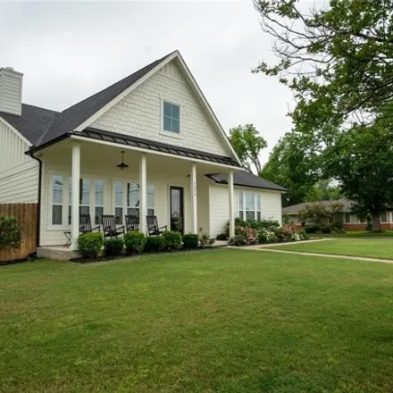 Image 3 - 1215 Davis St, Taylor, Texas, 76574 - House for sale