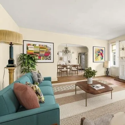 Image 6 - 100-05 69th Avenue, New York, NY 11375, USA - House for sale