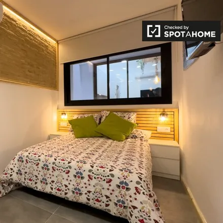 Rent this 5 bed room on Carrer de la Vinyeta in 08904 l'Hospitalet de Llobregat, Spain
