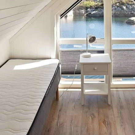 Rent this 5 bed house on Urangsvåg nord in Goddevegen, 5427 Urangsvåg