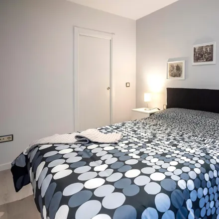 Rent this 2 bed apartment on Pollos al carbón El Leñazo in Calle de Tutor, 51